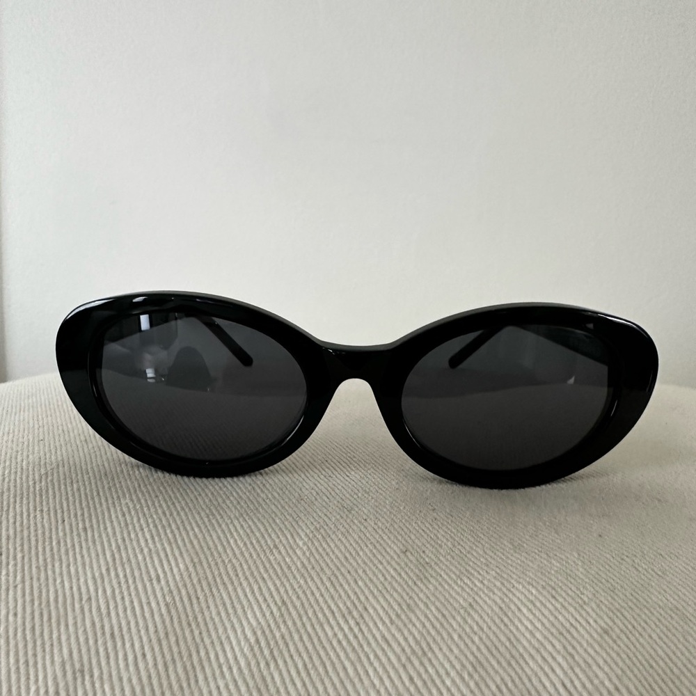 Glossy Black Oval Sunglasses Retro Design